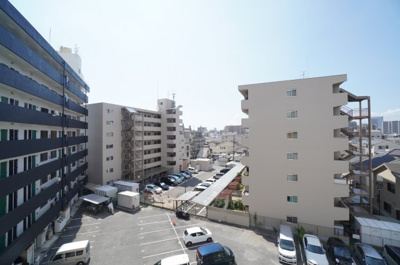 【展望】 | シャルム東雲（リノベ済） | 【シティービュー】
中心地にある住宅地からの眺望を想像すると、
周りの建物に押しつぶされそうになりますが、
本物件目の前の建物との距離もあり、
視界が開けて青空を楽しむことができます。