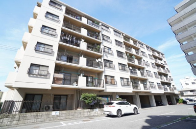 【外観】 | シャルム東雲（リノベ済） | 【耐震性】
耐震性の高さを判断するポイントは、
建築確認申請日が1981年6月1日以降の
新耐震基準に適合しているかどうか。
震度６程度の大地震でも
建物が崩壊しないレベルが基準になりました。