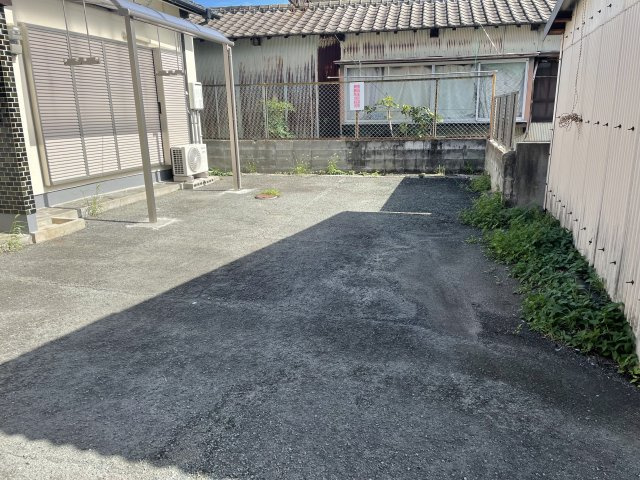 高瀬貸家の駐車場