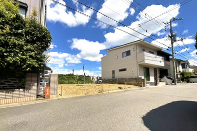 【前面道路含む現地写真】 | 伏見区桃山町大島　建築条件付き　土地 | 南向きで陽当り良好！接面部分が広いと、開放感や風の通りも良くなり日当たりも確保できます。