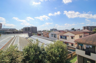 【展望】 | バルコニーからの眺望です。低層住宅地域のため前面は一戸建て等です。３階ですが前面が抜けておりとても気持ちの良い眺めです。