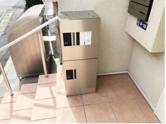 【その他共用部分】 | 共用エントランスには宅配BOXがあるので荷物の受け取りもスムーズに♪再配達の手間がかからないのが魅力♪