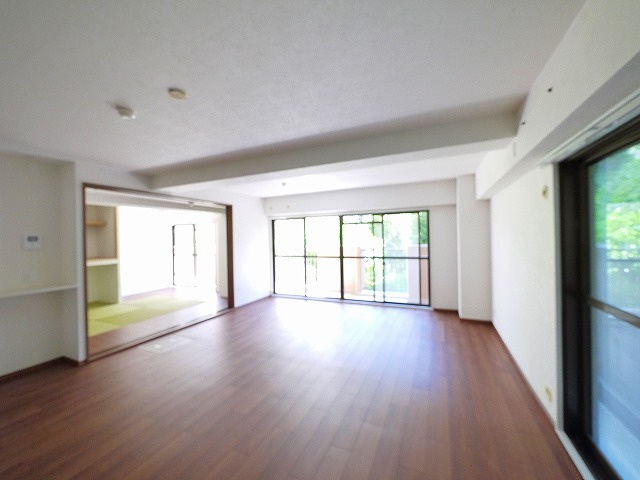 パークヴィレッジ学園前の内装|明るい室内です