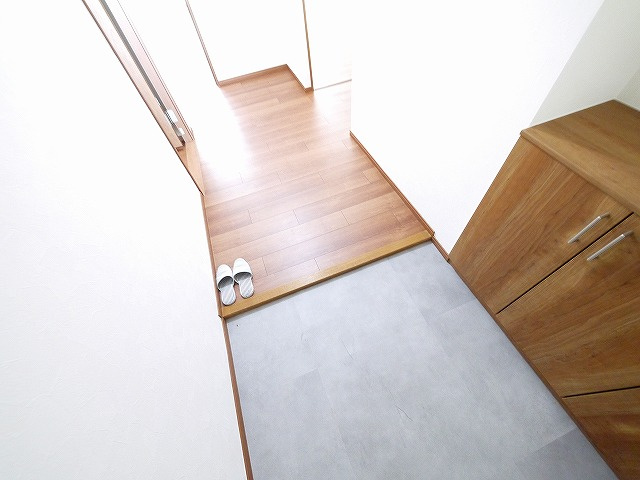 パークヴィレッジ学園前の玄関|明るい玄関です