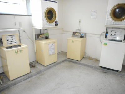 【その他共用部分】 | アソシエイトプラザ | 建物内コインランドリー