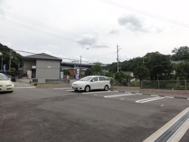 【駐車場】 | メゾンコスモA棟 | 駐車場に車を止められます