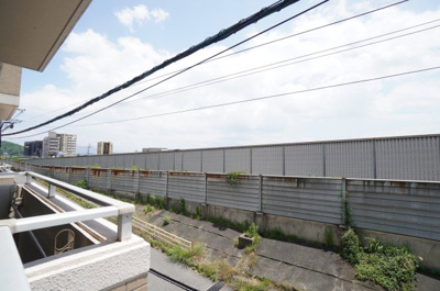 【展望】 | サンシティ古江上（リノベ済） | 【眺望】
少し、バイパスの遮音壁がお邪魔をしておりますが、
広がる青空も見える眺望です。
少し山並みも見えますので、四季を感じる事ができると思います。