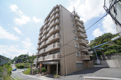 【外観】 | サンシティ古江上（リノベ済） | 【耐震性】
耐震性の高さを判断するポイントは、
建築確認申請日が1981年6月1日以降の
新耐震基準に適合しているかどうか。
震度６程度の大地震でも
建物が崩壊しないレベルが基準になりました。