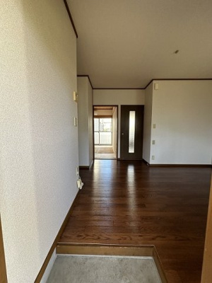 【展望】 | ウインズモアⅢ | 玄関から室内への景観です！左手に浴室、正面にダイニングキッチンがあります★