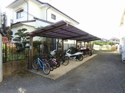 【その他共用部分】 | ウインズモアⅢ | 屋根付きの駐輪場で雨が降っても大切な自転車が濡れなくてすみますね♪荷物が重いときに自転車があれば助かりますね！