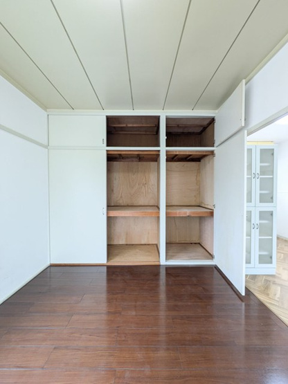 【収納】 | 小吉ビル | 洋室6帖のお部屋にある収納スペースです！奥行きのある収納スペースで荷物の多い方も安心☆2ヶ所あるのが便利ですよね☆