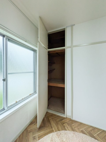 【収納】 | 小吉ビル | リビングダイニングキッチンにある収納スペースです！天井高の収納スペースで荷物をスッキリ収納できます！