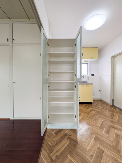 【収納】 | 小吉ビル | リビングダイニングキッチンにある備付け食器棚です！食器や調理器具などの収納に便利ですよね☆