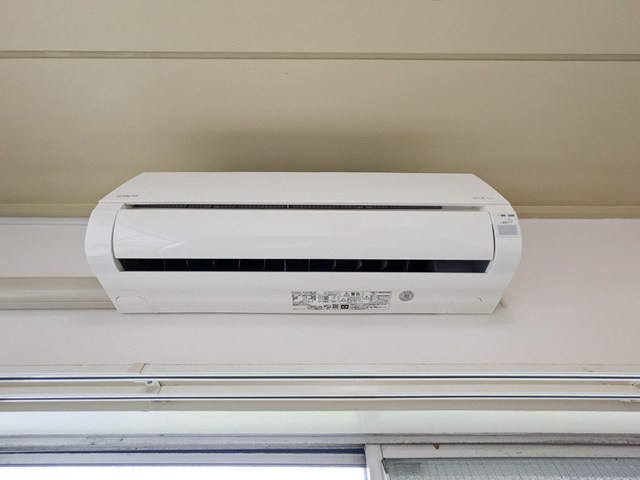 【設備】 | 小吉ビル | 暑い夏や寒い冬に大活躍！洋室6帖のお部屋にあるエアコンです☆冷暖房完備で1年快適に過ごせます♪