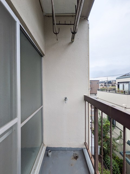 【設備】 | 小吉ビル | バルコニーにある洗濯機置き場です！重いお洗濯物をバルコニーまで運ぶ手間が省けちゃいます☆