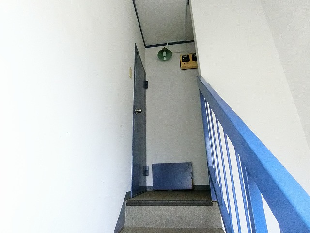 【エントランス】 | 小吉ビル | 共用廊下です♪雨に濡れずにお部屋に入ることができ、荷物が多い日も便利ですね☆