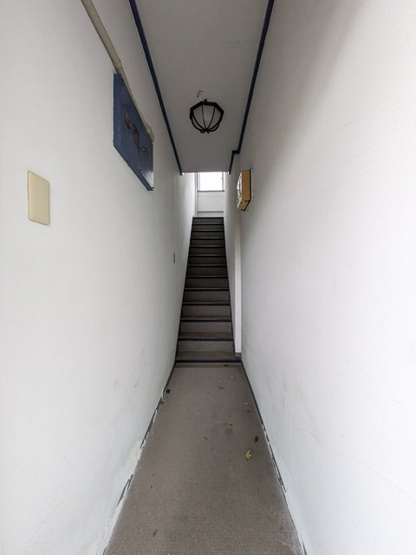 【その他共用部分】 | 小吉ビル | 階段を上がった3階にお部屋があります☆