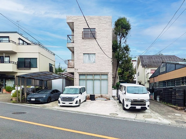 【外観】 | 小吉ビル | ペットOK♪猫ちゃんと一緒に暮らせる3階建てマンションです☆小田急線「百合ヶ丘」駅・「新百合ヶ丘」駅まで徒歩圏内♪2駅利用可能で通勤通学・お買物にも便利な立地です☆