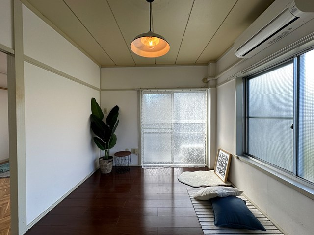 【洋室】 | 小吉ビル | 南西向き洋室6帖☆バルコニーに繋がる角部屋二面採光のお部屋は陽当たり・風通し良好♪エアコン付きで1年中快適に過ごせますね☆