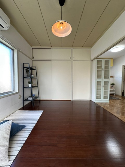 【寝室】 | 小吉ビル | 南西向き洋室6帖☆収納スペースが2ヶ所あります！荷物をたっぷり収納できてお部屋がすっきり片付きます☆