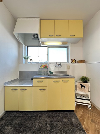 【キッチン】 | 小吉ビル | 換気のできる窓のあるキッチンはガスコンロ設置可能☆場所を取るお鍋やお皿もたっぷり収納できてお料理がはかどります！