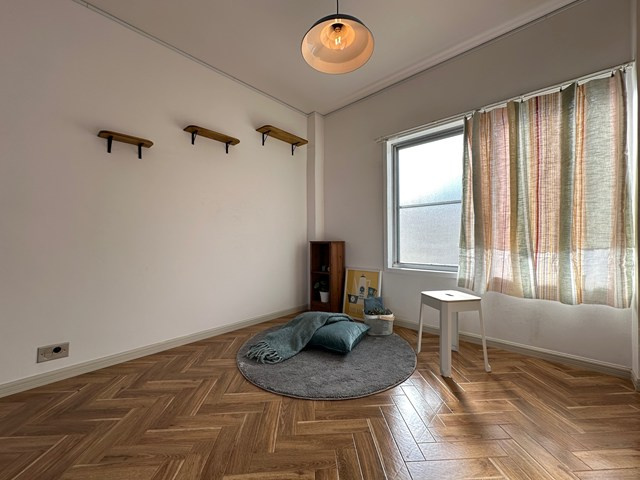 【居間・リビング】 | 小吉ビル | 南西向きリビングダイニングキッチン10帖☆二面採光のお部屋でこちらも陽当たり・風通しも良好♪椅子とテーブルを囲んで家族団欒の時間を過ごせます☆