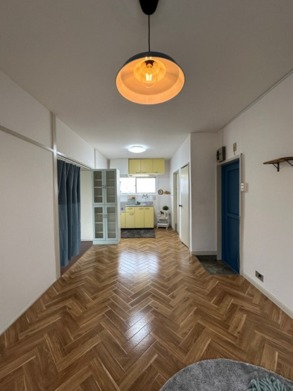 【居間・リビング】 | 小吉ビル | 南西向きリビングダイニングキッチン10帖☆窓側からの眺めです！収納スペースと備付け食器棚があります♪