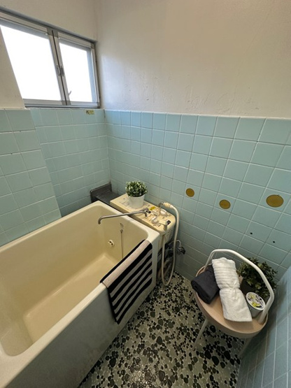 【浴室】 | 小吉ビル | 換気のできる窓付きのバスルームです♪お風呂に浸かって一日の疲れもすっきりリフレッシュ☆