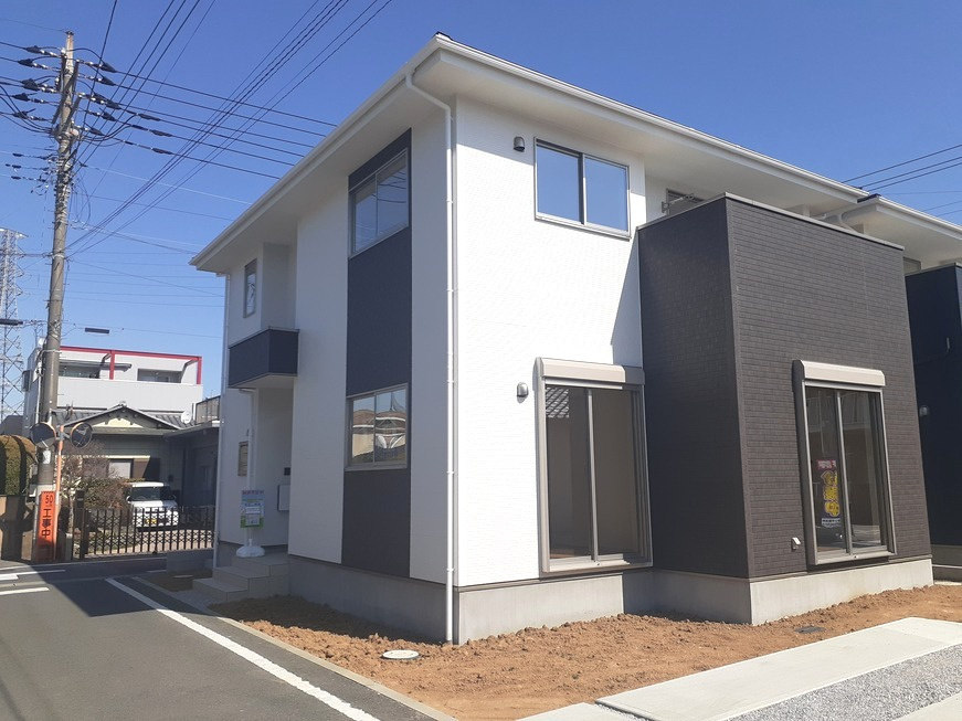 高崎市新町40期（全2棟）1号棟の外観|隣地との距離も保ちながらも綺麗な街並みに溶け込みました！
駐車スペースやお庭も十分に確保しています！