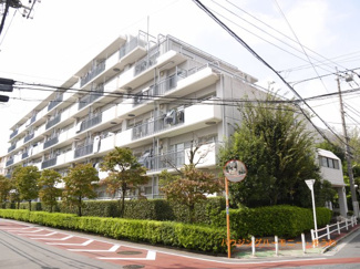 【外観】 | 閑静な住宅街に立地する総タイル張りRC造の建物です。