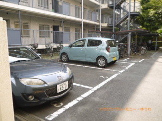 【その他共用部分】 | 敷地内に、広々した駐車場があります。