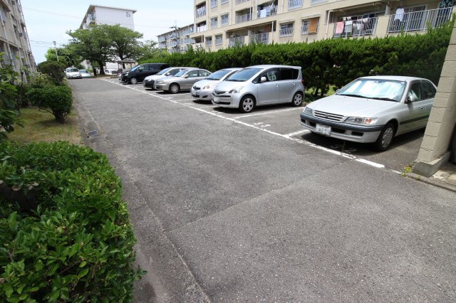 東垂水南住宅3号棟の駐車場