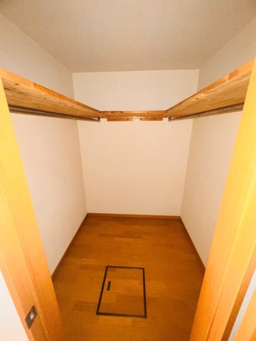 コーポ杉町の収納|廊下にある収納もたくさんはいります。