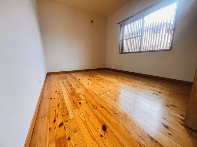 コーポ杉町の洋室|玄関入って左奥の洋室です。