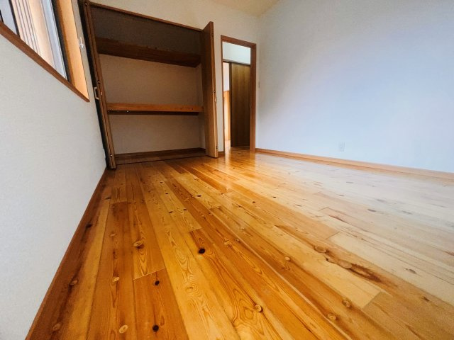 コーポ杉町の洋室|玄関入って左奥の洋室です。