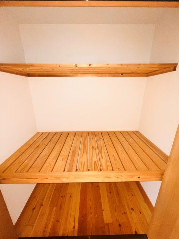 コーポ杉町の収納|玄関入って左奥の洋室内の収納です。