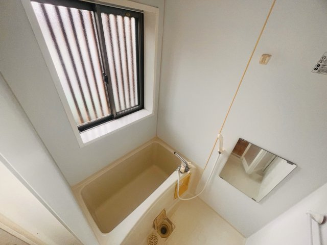 コーポ杉町の浴室|浴室に窓がついているので換気が◎