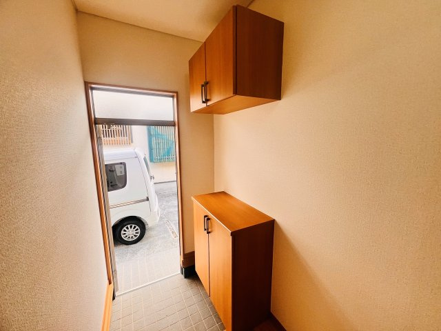 コーポ杉町の玄関|シューズクローゼットは上にもついています。