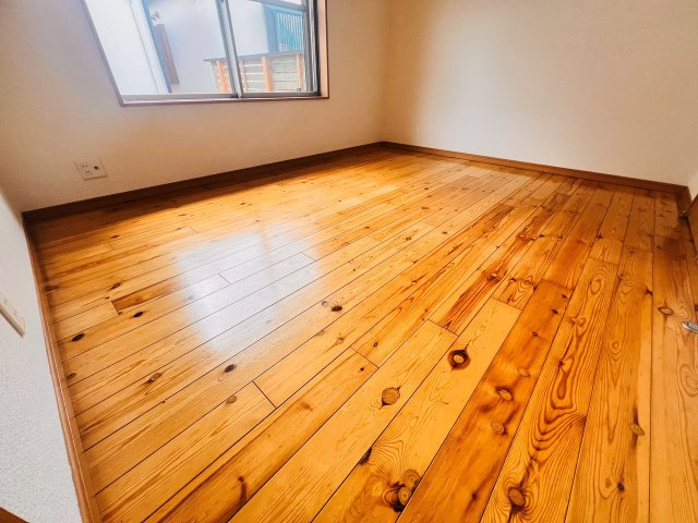 コーポ杉町の洋室|玄関入ってすぐの左側洋室です。