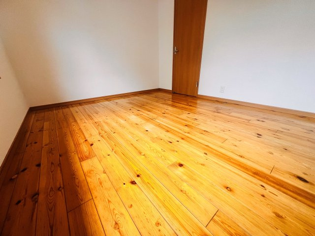 コーポ杉町の洋室|玄関入ってすぐの左側洋室です。