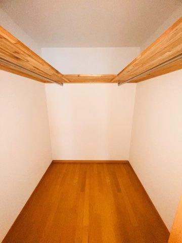 コーポ杉町の収納|玄関入って左側洋室の収納です。