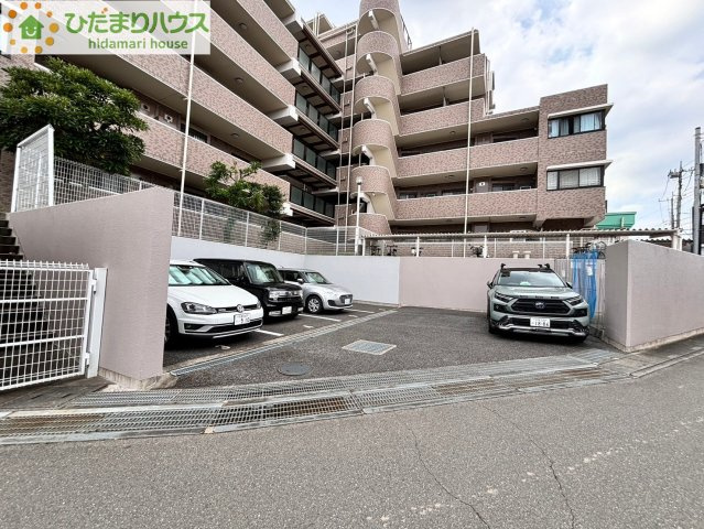 西区宮前町　中古マンション　モリス大宮日進弐番館の駐車場