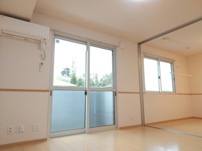 ネオハイツホウゲツAの居間・リビング