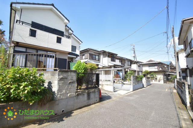 桶川市上日出谷　中古一戸建ての前面道路含む現地写真