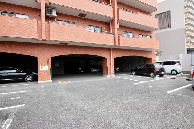 サニーハイム平尾の駐車場