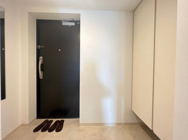 コンフォリア・リヴ南森町Qの玄関