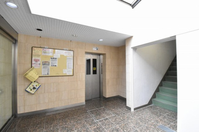 【その他共用部分】 | 山手ガーデンハイツ | お買い物時やベビーカーの出し入れに便利なエレベーター付です。