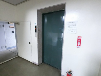 【その他共用部分】 | 横浜山手マンション | お買い物時やベビーカーの出し入れに便利なエレベーター付です。