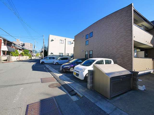 ウエストメゾンＡの駐車場|駐車場があります