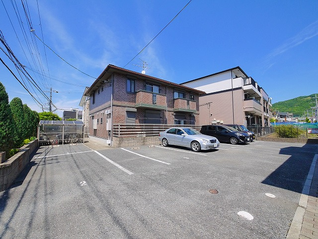 シャルマン高畑Bの駐車場|車をお持ちの方に嬉しい駐車場付きの物件です